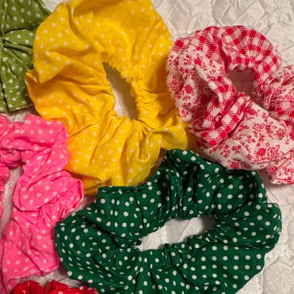 Assorted Polka Dot Scrunchie Set - Multi Color
